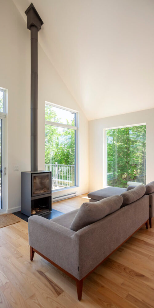 View of the open concept living room, La Maison perchée, Biophile architecture