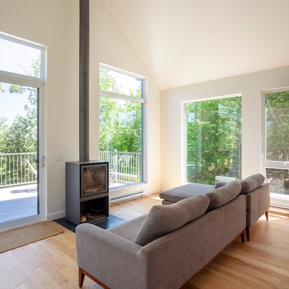 Vue du salon à aire ouverte, La Maison perchée, Biophile architecture