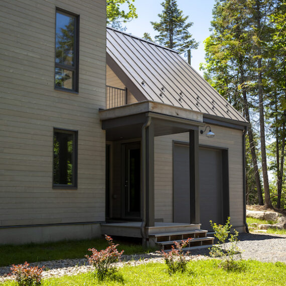 View of the main entrance on the north facade, La Maison perchée, Biophile architecture