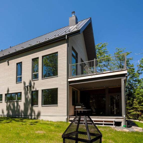 Vue de la façade sud, La Maison perchée, Biophile architecture