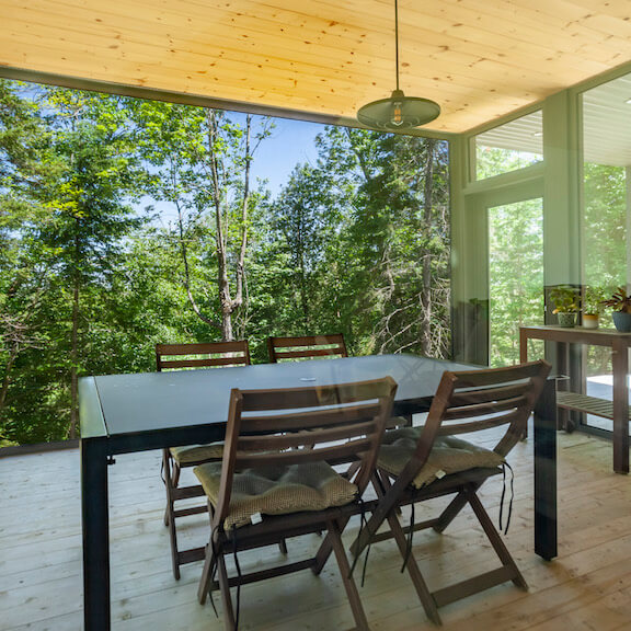 Vue de la terrasse au rez-de-chaussée, La Maison perchée, Biophile architecture