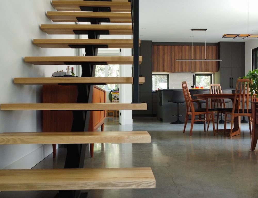 Vue de l'escalier menant à l'étage, La Maison boréale, Biophile architecture