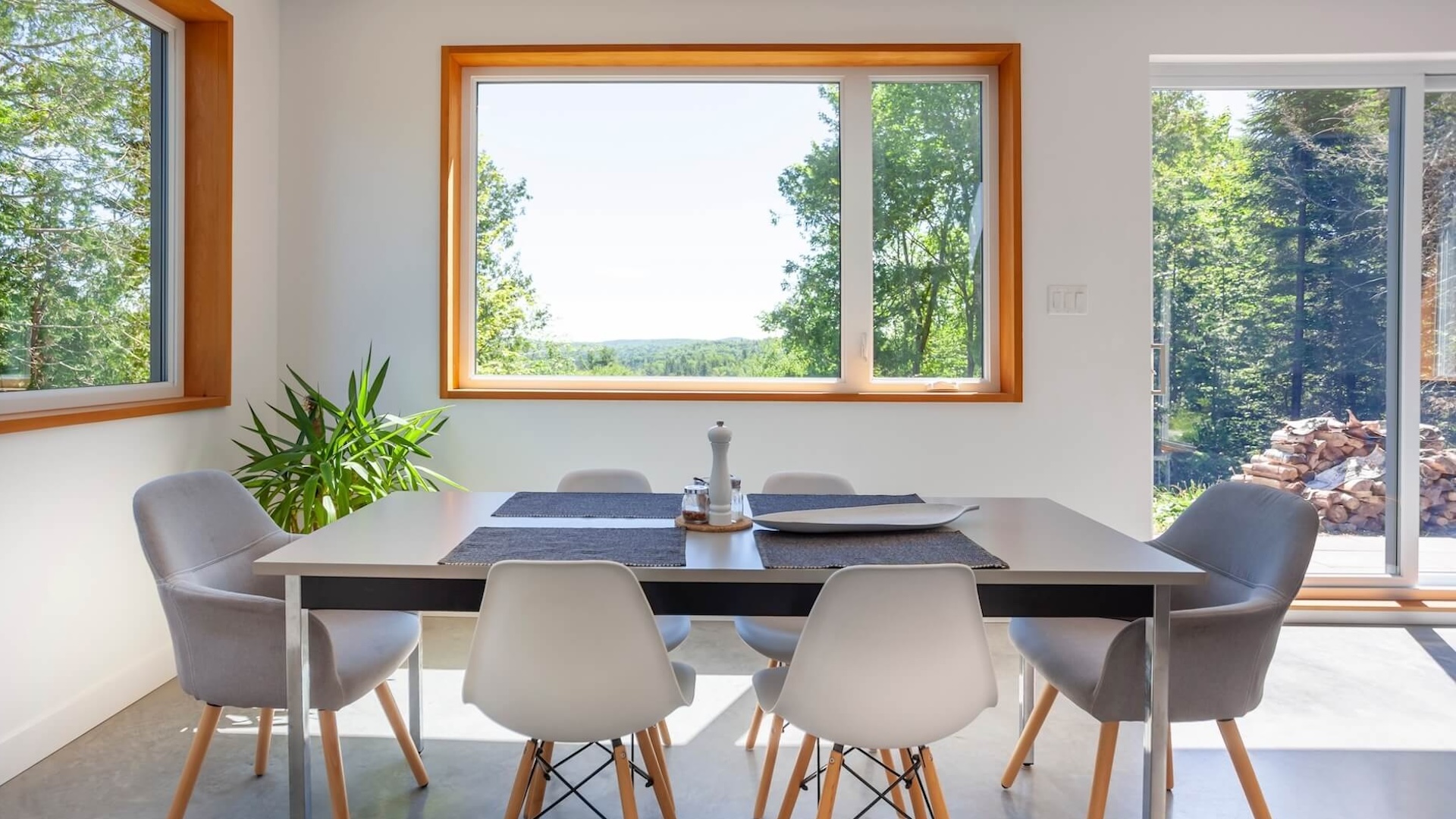 Home-slider-la-grive-dining-room