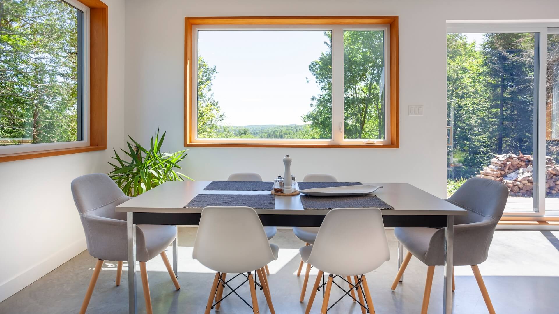 Home-slider-la-grive-dining-room